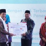 Kepala MAN Insan Cendekia Kota Batam Terima Sertifikat Madrasah Unggul Berprestasi