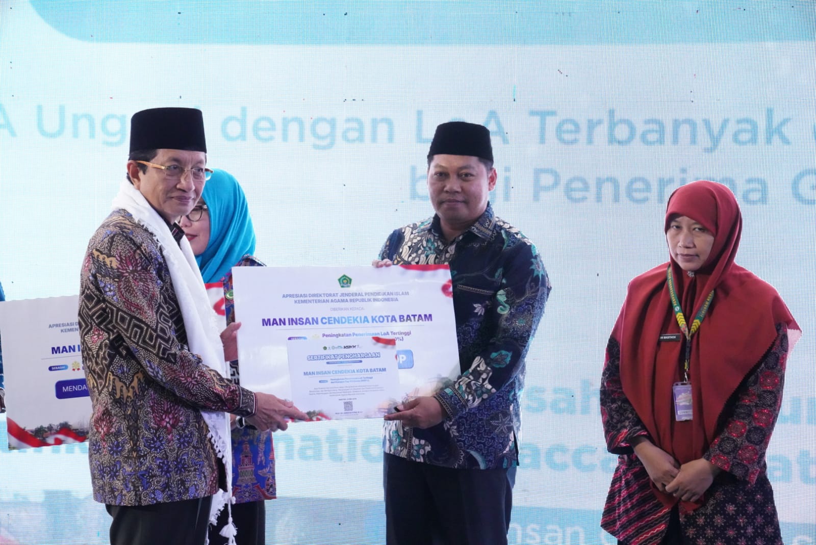 Kepala MAN Insan Cendekia Kota Batam Terima Sertifikat Madrasah Unggul Berprestasi